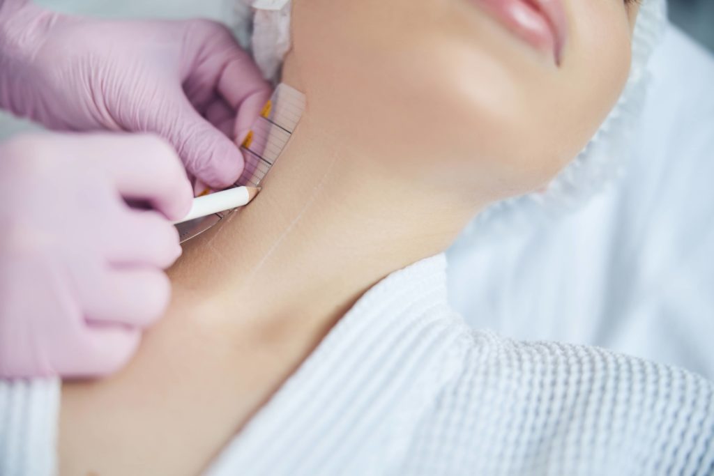 During a consultation, your doctor will examine you to choose the best option for a sagging neck